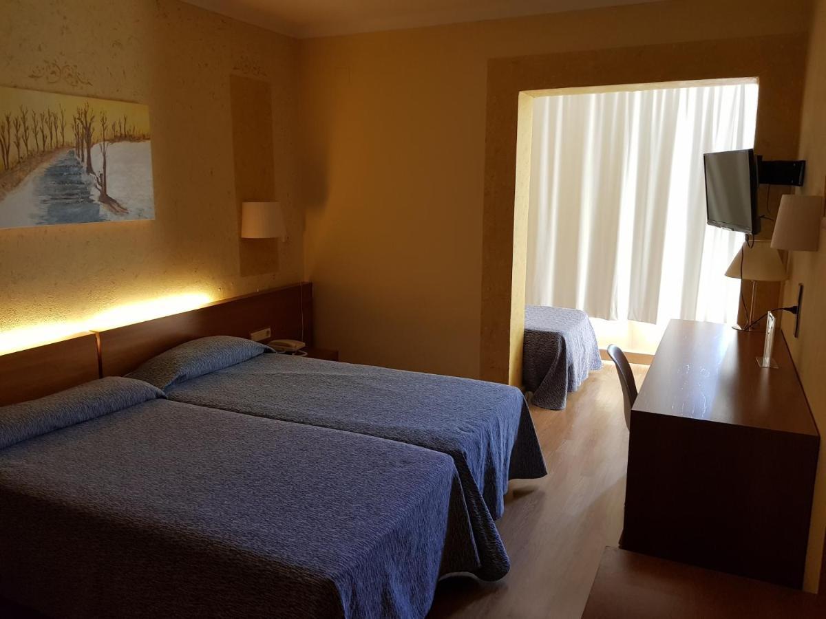 Checkin Trave Hotel Фигерас Екстериор снимка