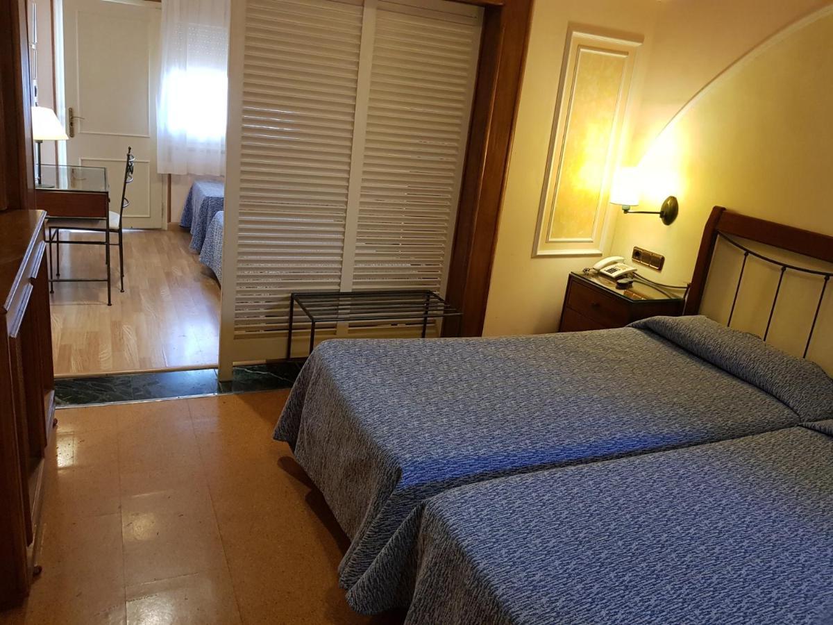 Checkin Trave Hotel Фигерас Екстериор снимка