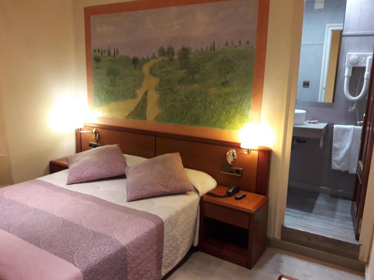 Checkin Trave Hotel Фигерас Екстериор снимка