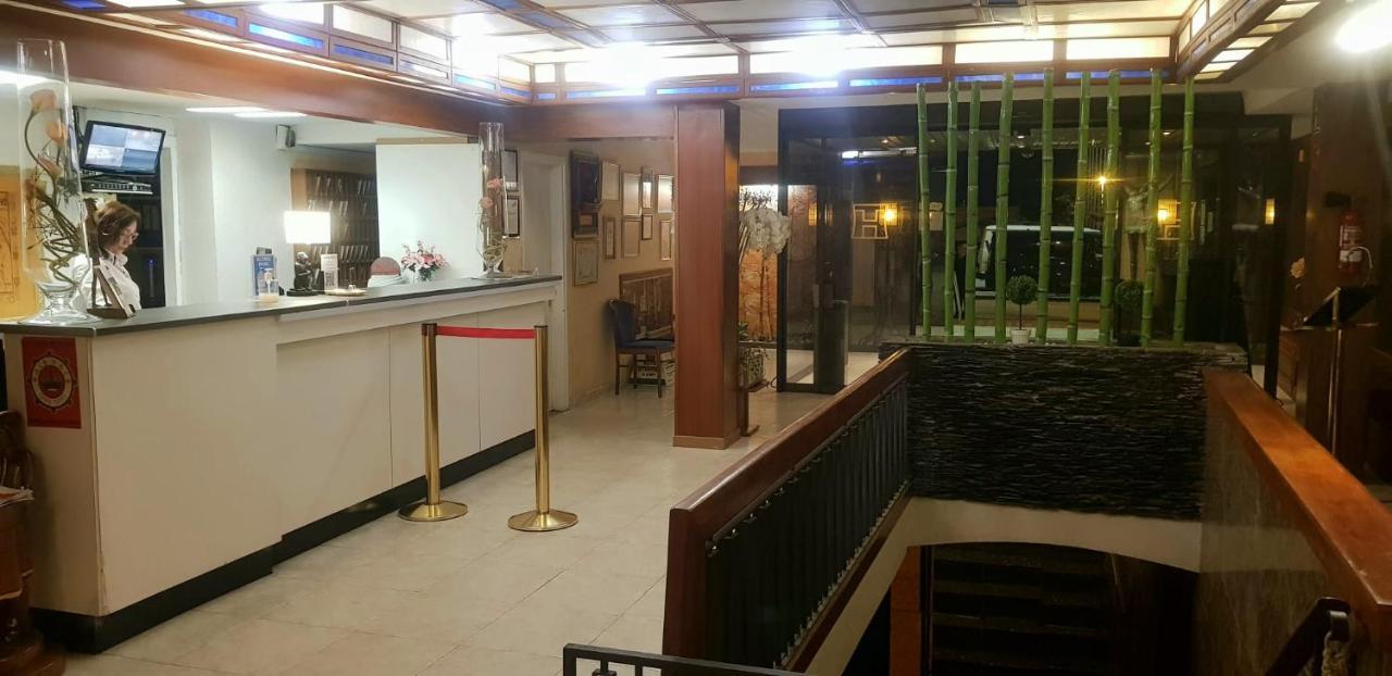 Checkin Trave Hotel Фигерас Екстериор снимка