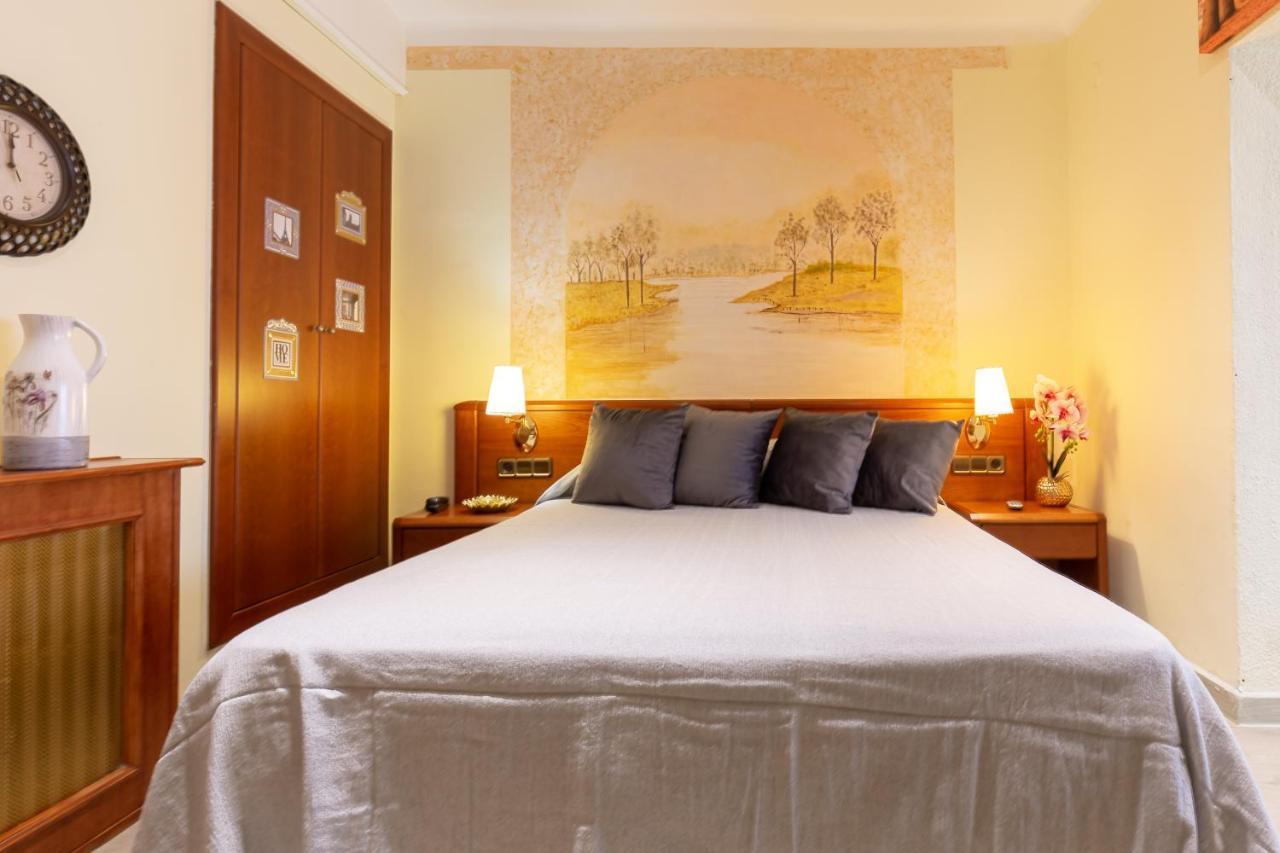 Checkin Trave Hotel Фигерас Екстериор снимка