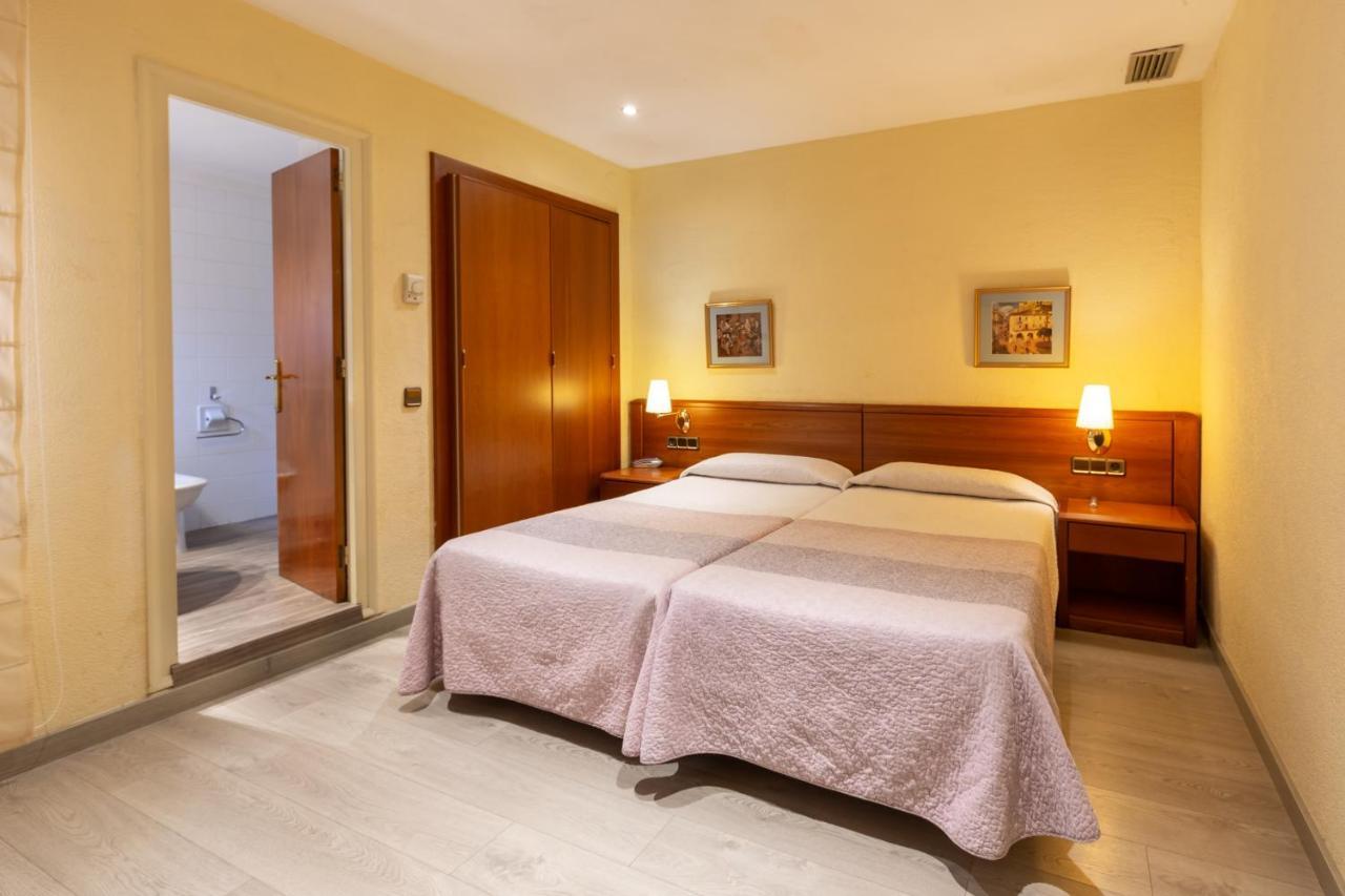 Checkin Trave Hotel Фигерас Екстериор снимка