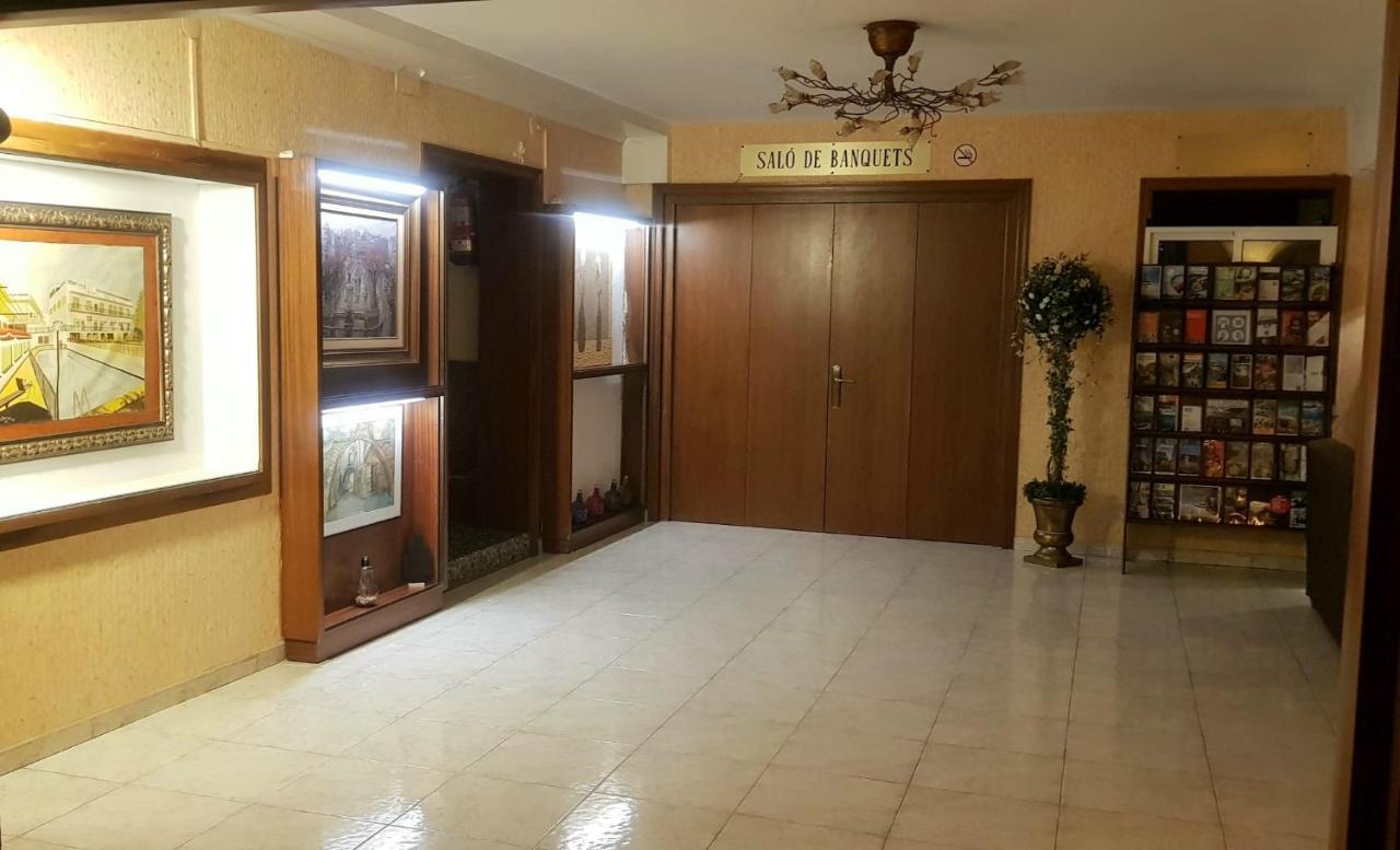 Checkin Trave Hotel Фигерас Екстериор снимка