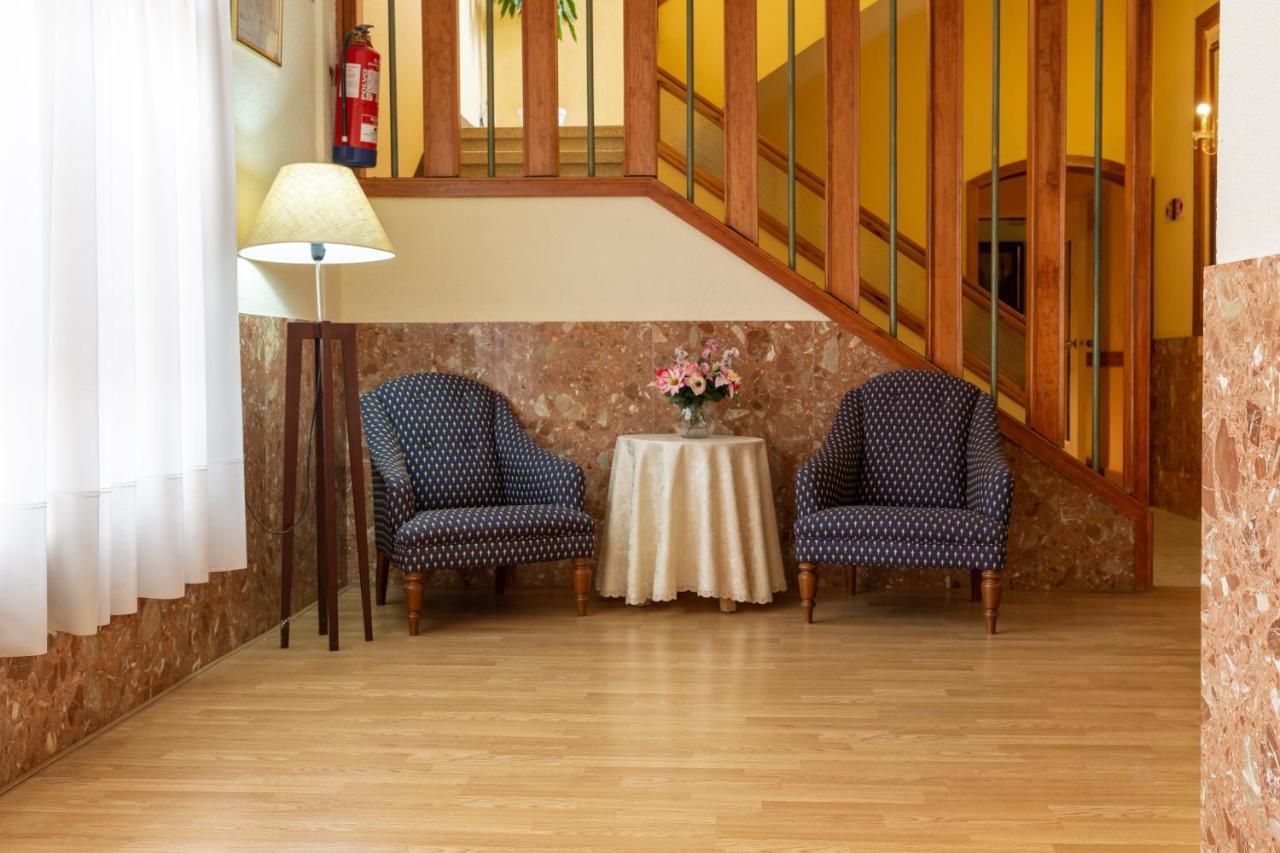 Checkin Trave Hotel Фигерас Екстериор снимка