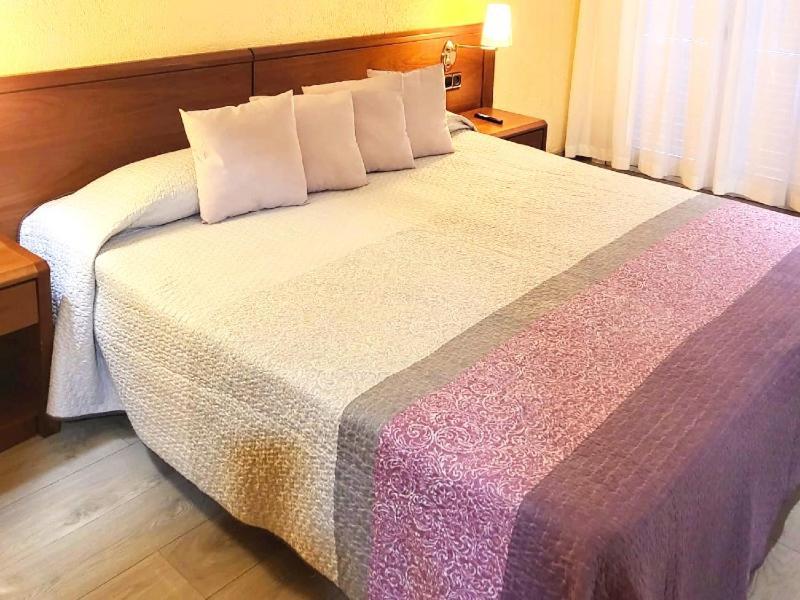 Checkin Trave Hotel Фигерас Екстериор снимка