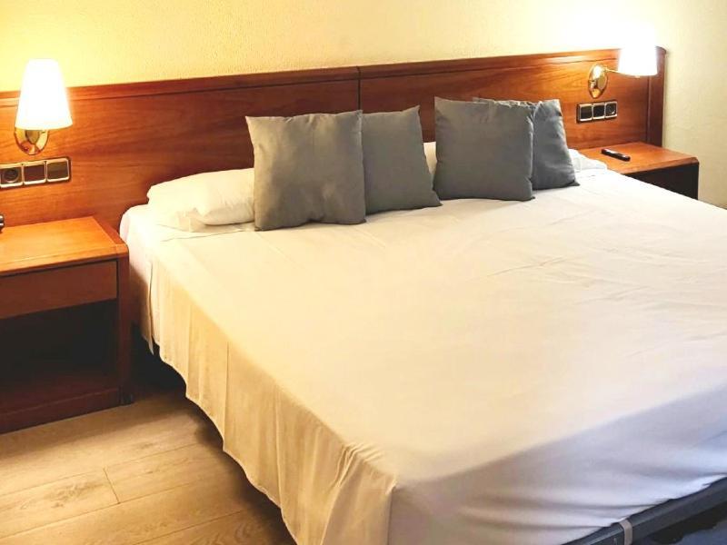 Checkin Trave Hotel Фигерас Екстериор снимка