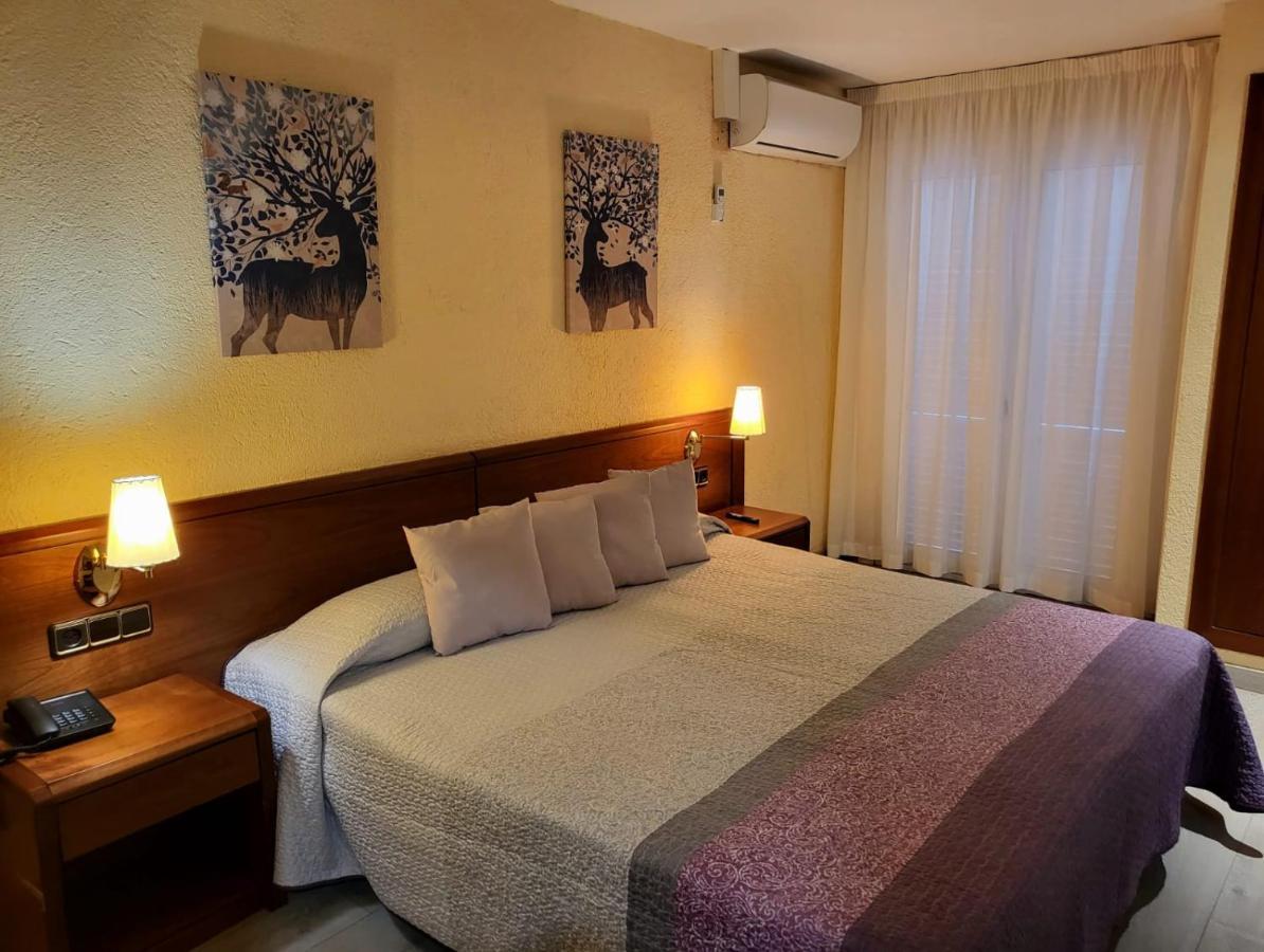 Checkin Trave Hotel Фигерас Екстериор снимка