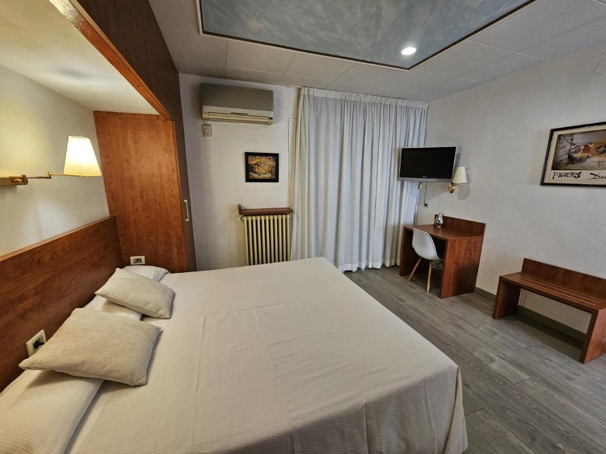 Checkin Trave Hotel Фигерас Екстериор снимка