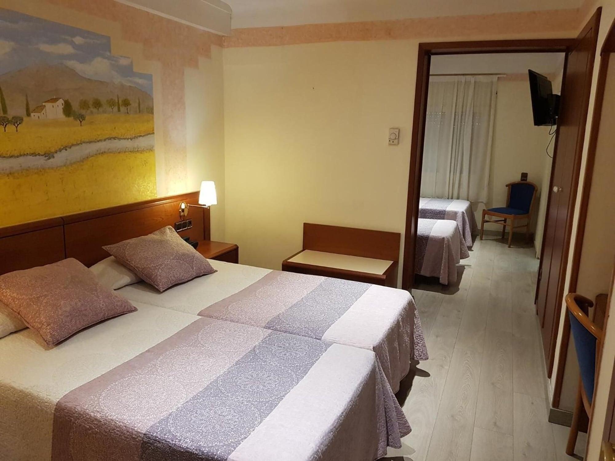 Checkin Trave Hotel Фигерас Екстериор снимка