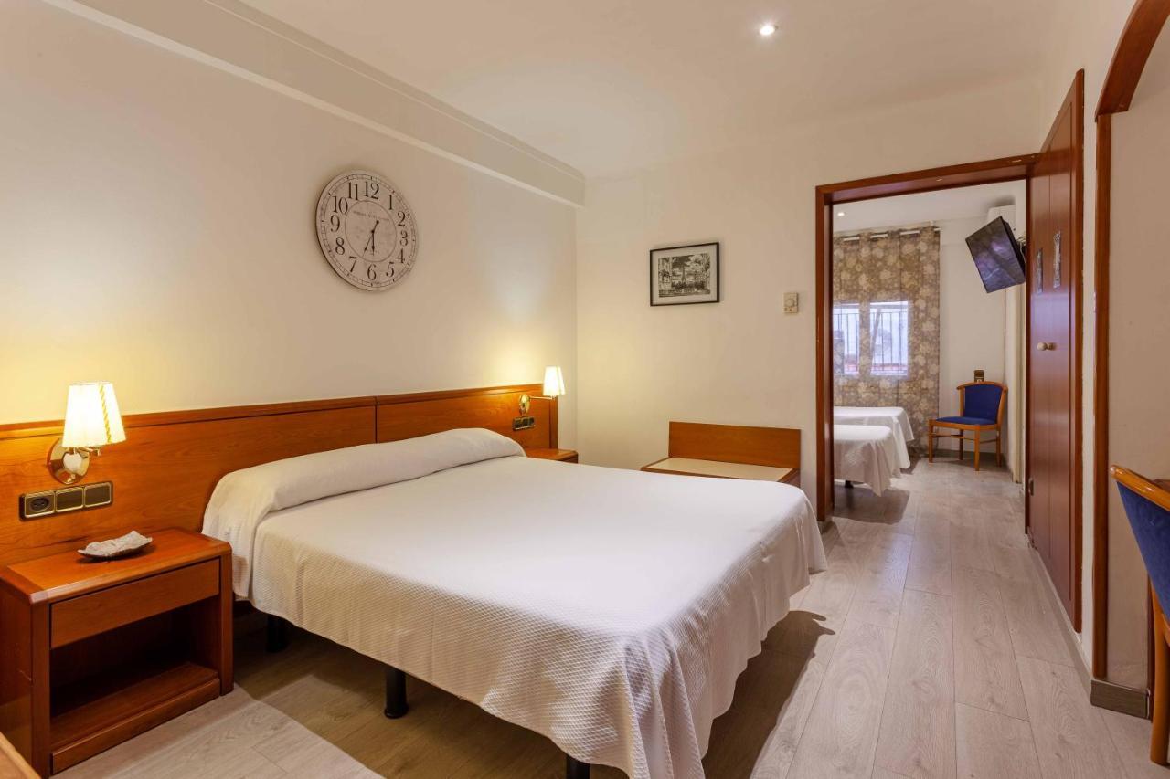 Checkin Trave Hotel Фигерас Екстериор снимка