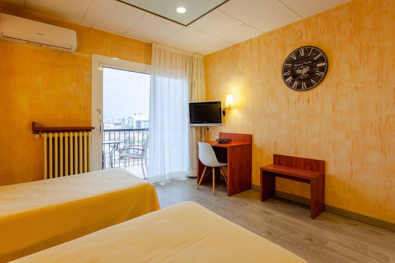 Checkin Trave Hotel Фигерас Екстериор снимка